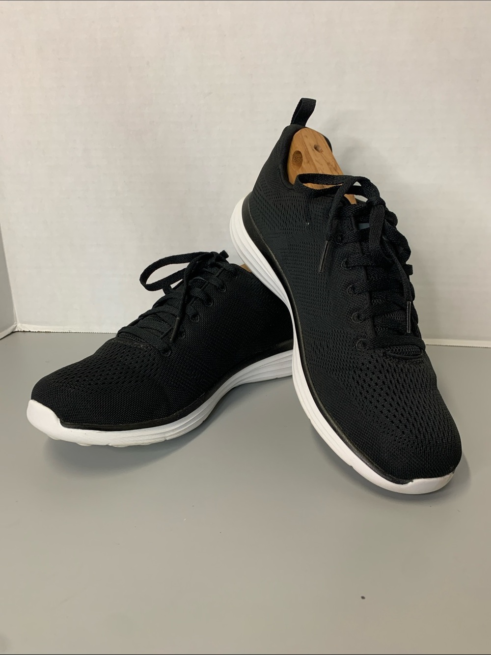 Skechers Men's Black Knit Sneakers w/ White Sole sizeMen's 8.5 Women's 10/10.5